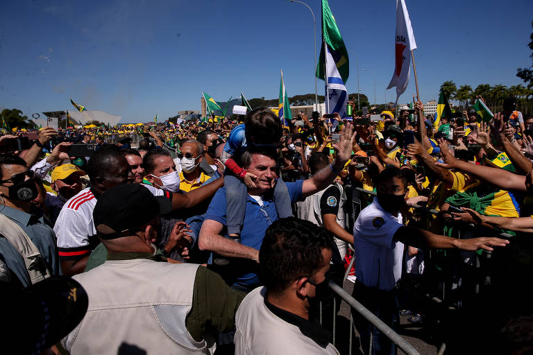 Bolsonaro cumprimenta apoiadores na frente do Palácio do Planalto e durante uma manifestação em apoio ao governo e contra o STF