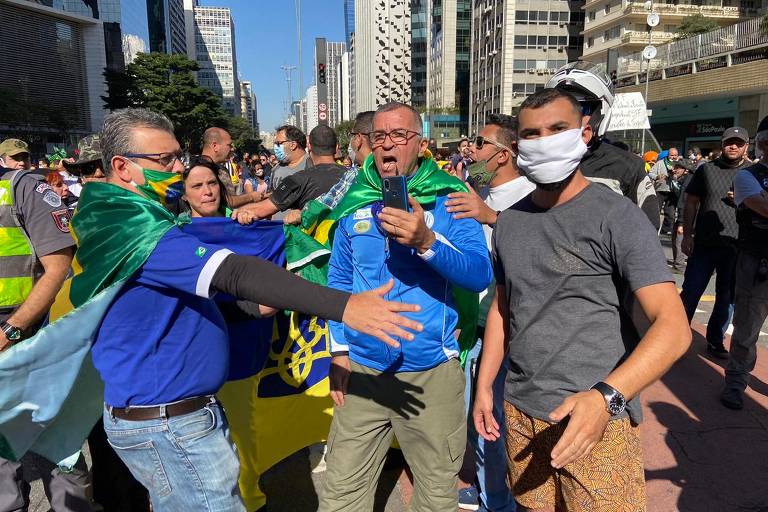 Apoiadores de Bolsonaro provocam manifestantes