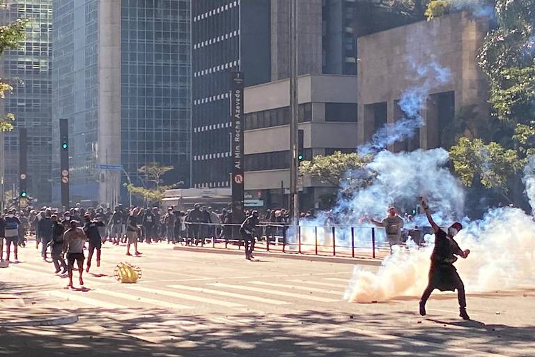 Manifestantes revidam com pedras e rojões