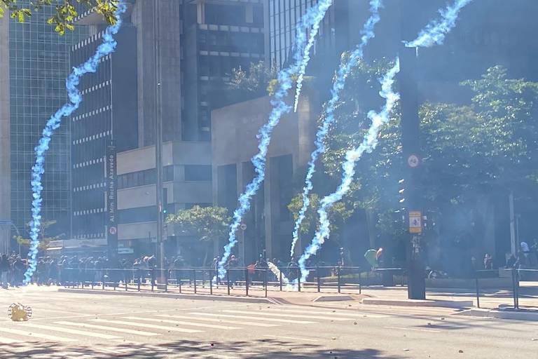 Policiais tentam a dispersão dos manifestantes na altura do Masp