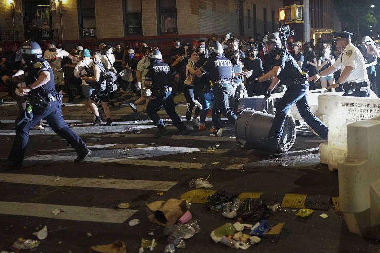 Ativistas e policiais entram em confronto no bairro do Brooklyn, em Nova York