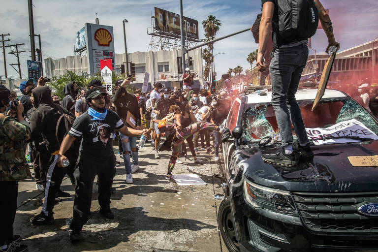 Viatura vandalizada durante ato em Los Angeles