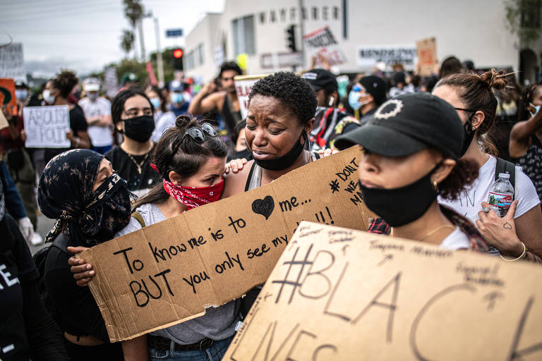 Manifestante chora durante protesto em Los Angeles pelo fim da violência policial contra negros