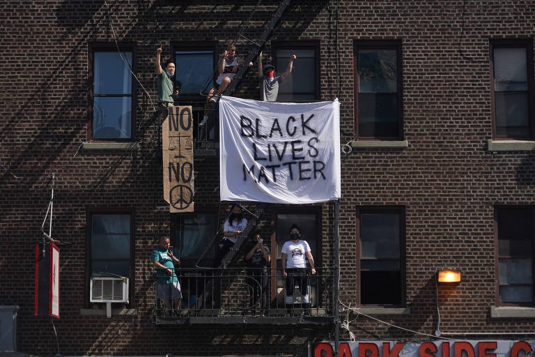 Manifestantes com faixas do movimento Vidas Negras Importam no Brooklyn, em Nova York