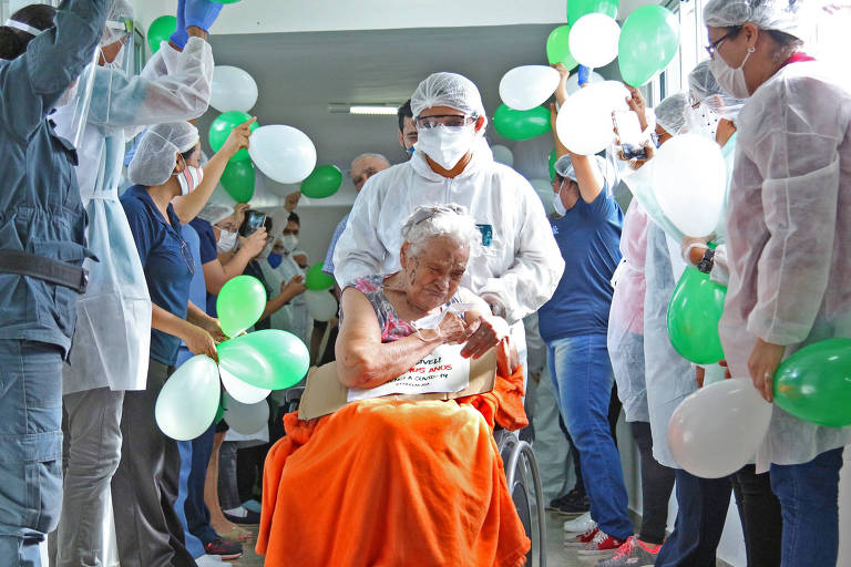 Arminda Santos, 105, que teve alta após ficar 30 dias internada devido à Covid-19