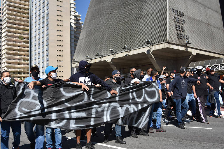 Protesto em favor da democracia na avenida Paulista, em São Paulo, neste domingo (31)