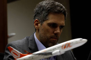 FILE PHOTO: FILE PHOTO: Brazilian airline Gol CEO Paulo Kakinoff is seen at an event in Sao Paulo August 14, 2013
