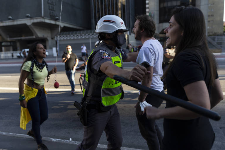 PM separa manifestantes pro-democracia de uma manifestante pró Bolsonaro, em frente à Fiesp