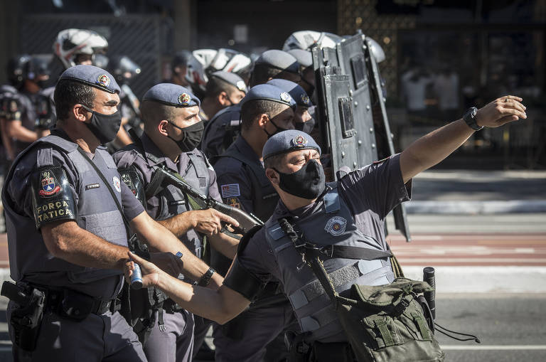 Membro da Tropa de Choque lança bomba contra manifestantes do coletivo de torcidas antifascistas durante ato pela democracia