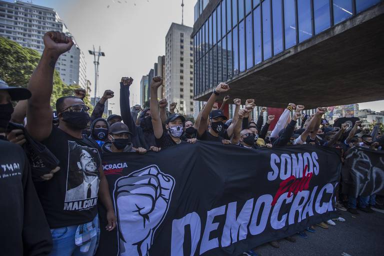 Torcidas rivais se unem em ato a favor da democracia na Paulista