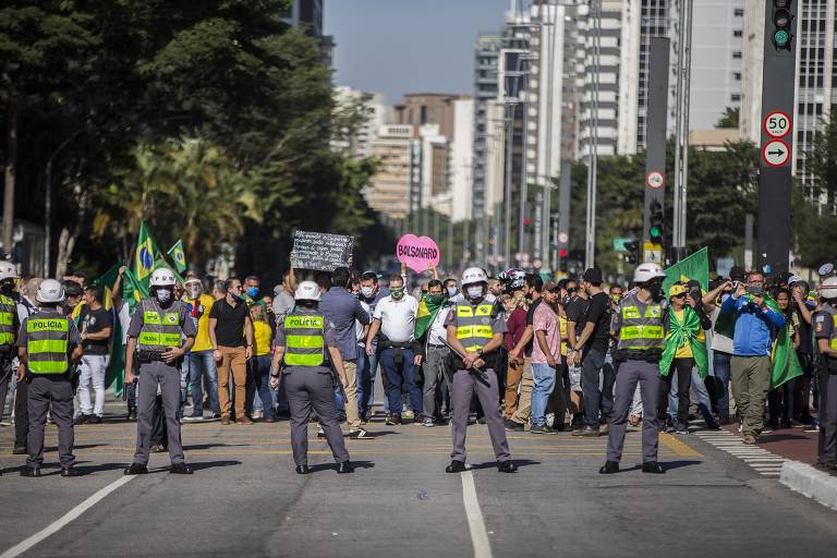 Polícia faz isolamento de apoiadores de Bolsonaro na avenida