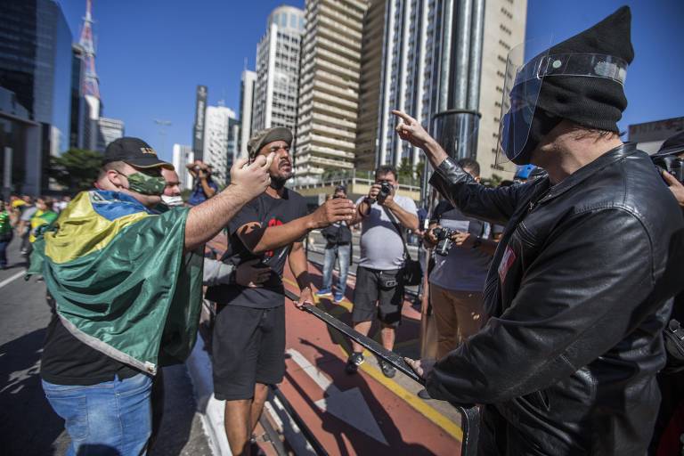 Apoiadores de Bolsonaro (à esquerda) discutem com manifestante do ato pela democracia