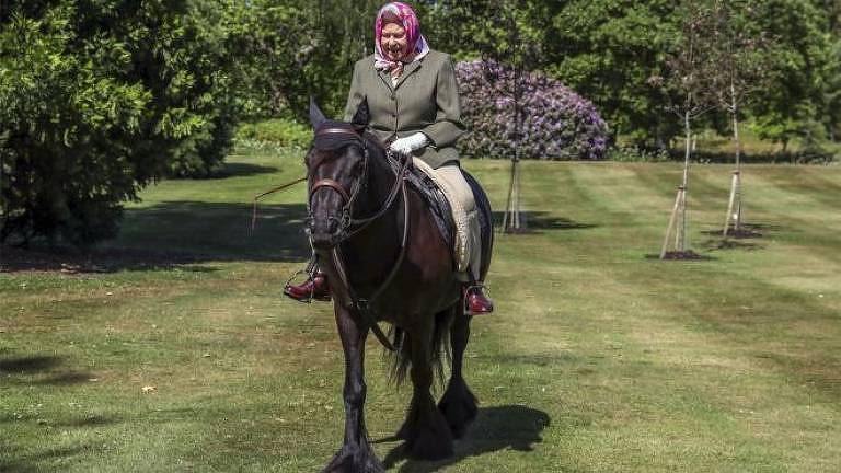 Rainha Elizabeth 2ª, do Reino Unido, cavalga no castelo de Windsor