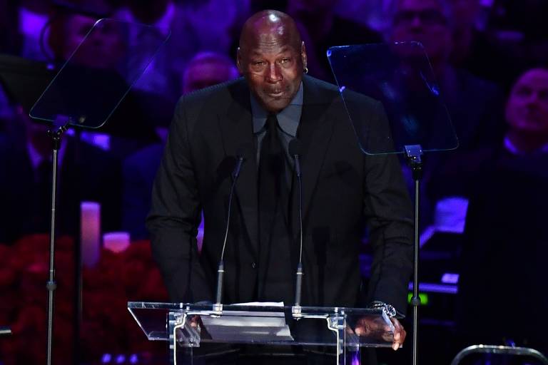 Michael Jordan discursa em memorial de Kobe Bryant, morto em acidente de helicóptero em janeiro