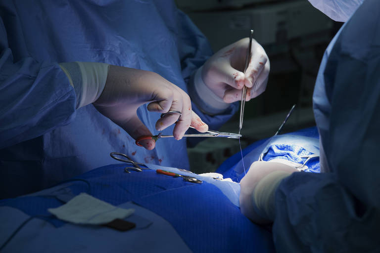 Cirurgia de tireoidectomia em hospital da capital paulista 
