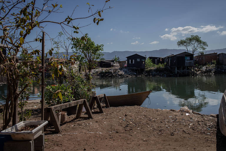 Dique Vila Gilda, em Santos, grande comunidade com barracos de palafitas, em Santos