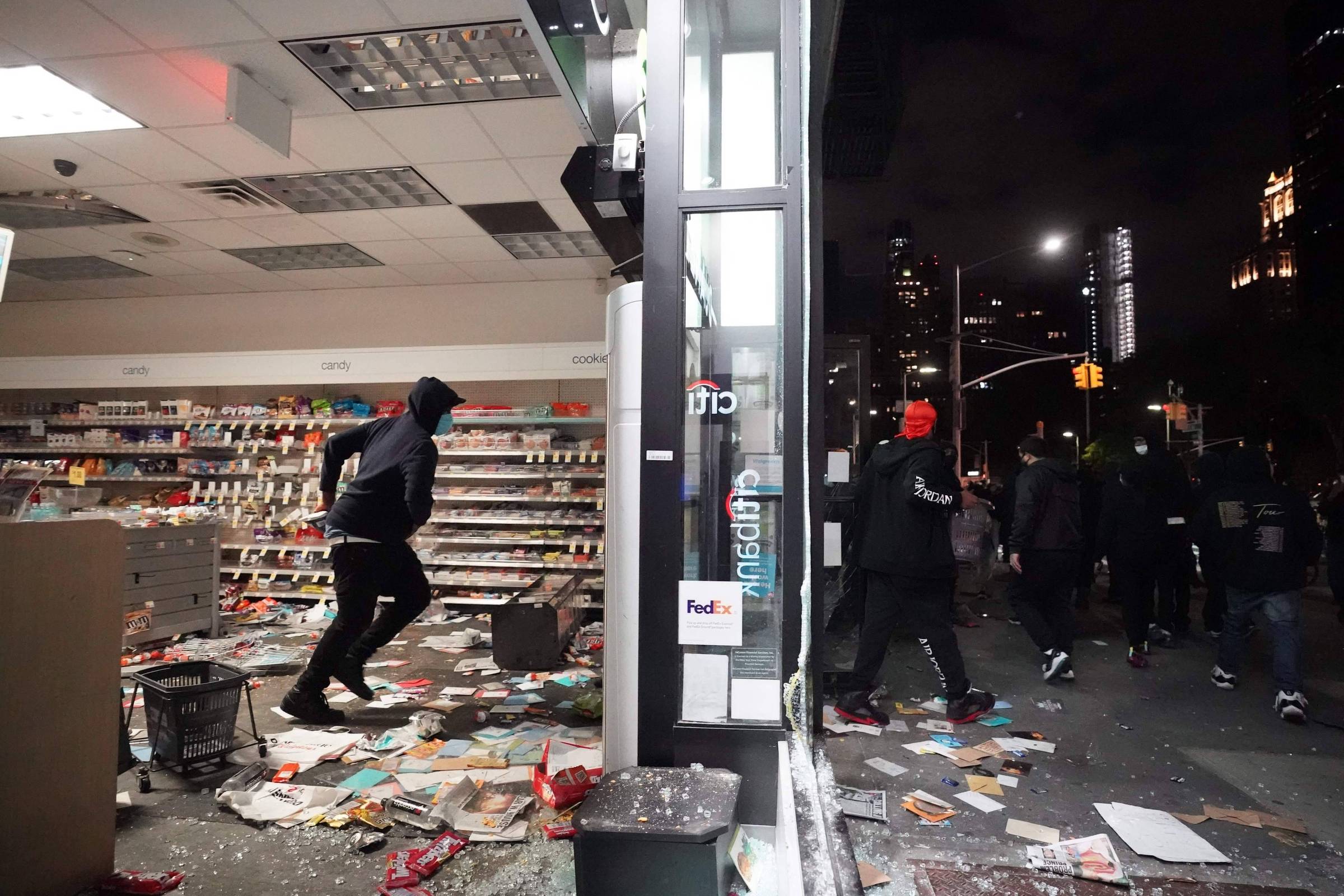 Grupos racistas são acusados de estimular violência em protestos antirracistas