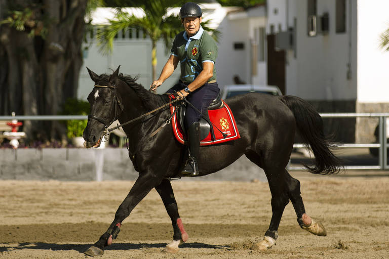 O vice-presidente eleito e general da reserva Hamilton Mourão pratica equitação no Centro Hípico do Exército, no bairro de São Cristóvão, na Zona Norte do Rio