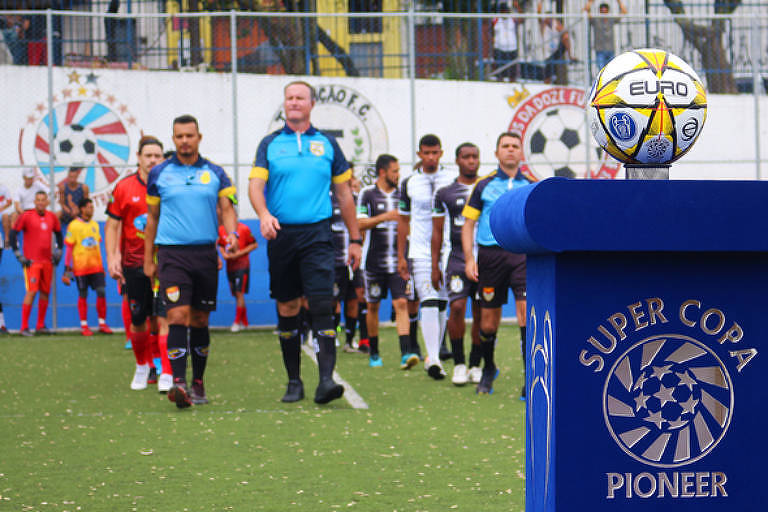 Times entram em campo para jogo da Super Copa Pioneer, disputada na várzea de São Paulo
