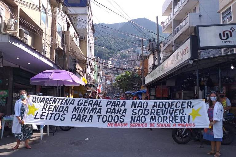 Ato do coletivo Nenhum Serviço de Saúde a Menos na Rocinha, no Rio de Janeiro, em maio