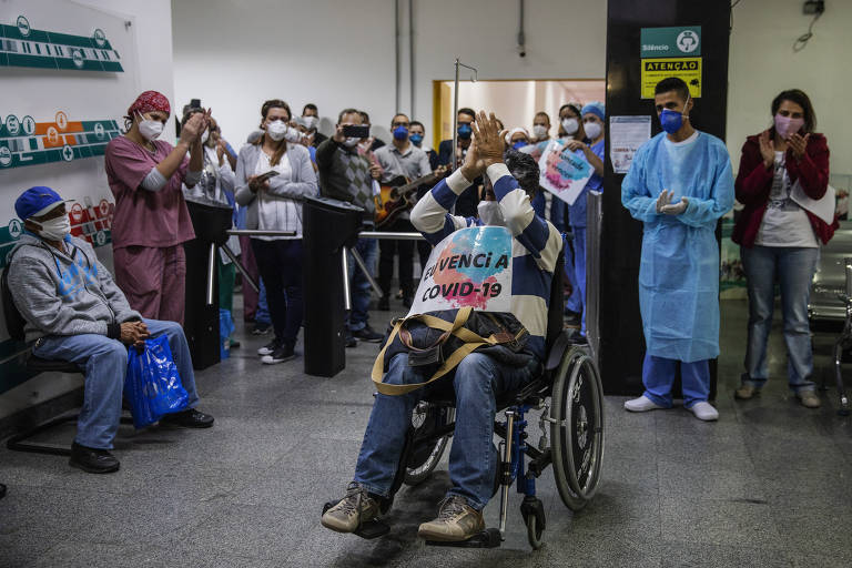Jaime José da Costa deixa o hospital emocionado após vencer a batalha contra o coronavírus