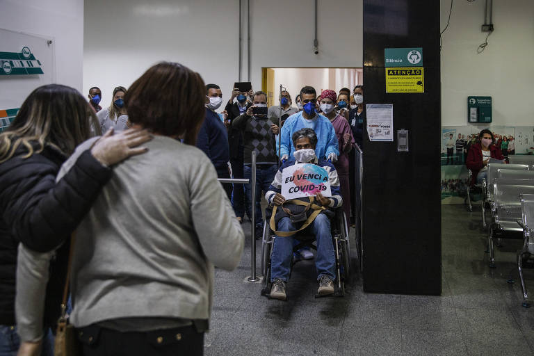 Jaime José da Costa é aplaudido pelos funcionários após receber alta e encontrar sua família