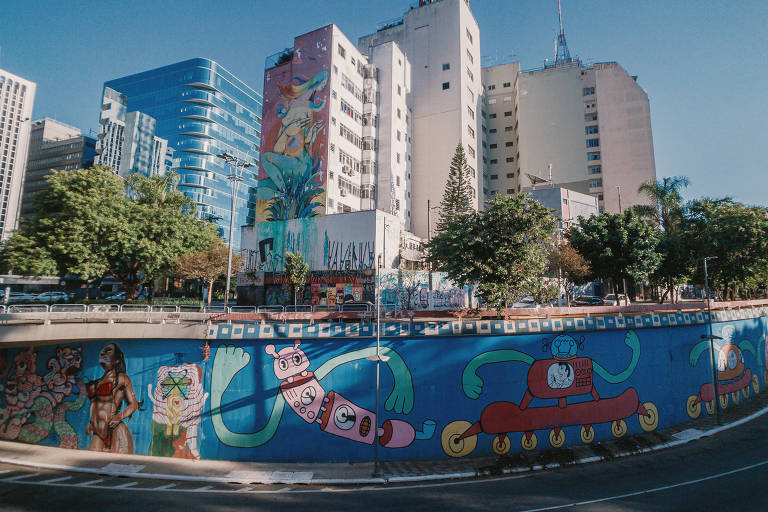 Céu e grafitti na região da Avenida Paulista.