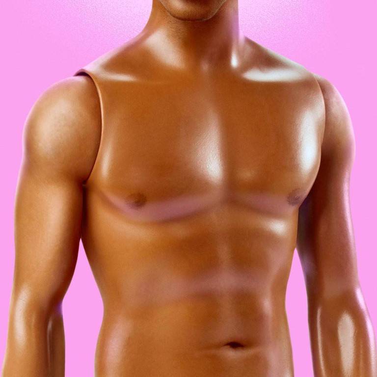 boneco musculoso à frente de fundo rosa