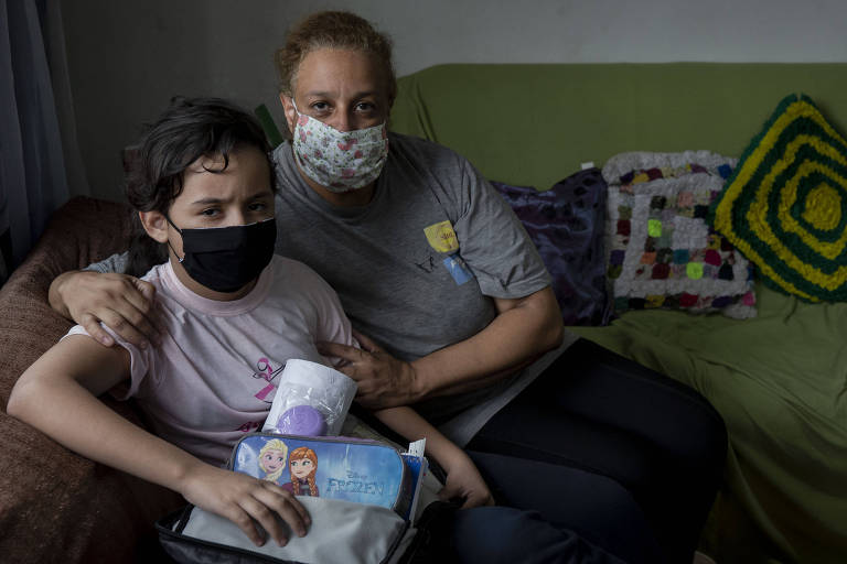 A dona de casa Luciana Ribeiro dos Reis Gomes com a filha Nathalia; ela mandava sabonete e papel higiênico para a escola com a menina