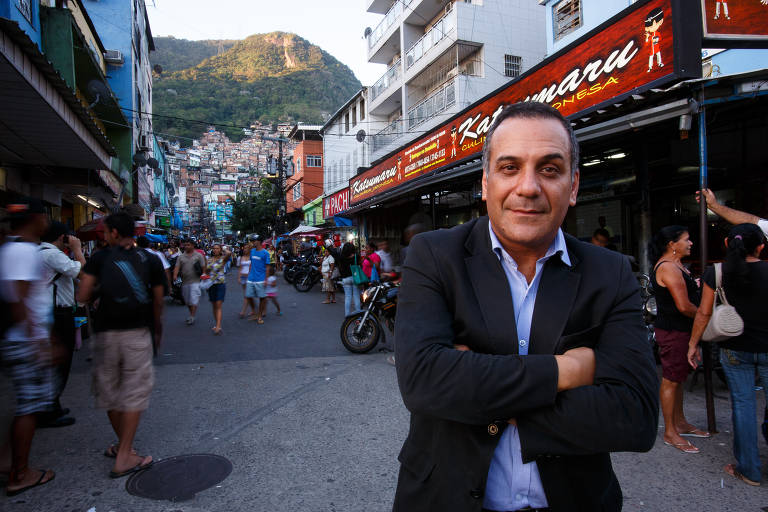 O delegado Orlando Zaccone, na favela da Rocinha, zona Sul do Rio de Janeiro. Membro da organização internacional Leap (Law Enforcement Against Prohibition) e doutor em ciência política pela Universidade Federal Fluminense, ele é um dos fundadores do Movimento dos Policiais Antifascismo.