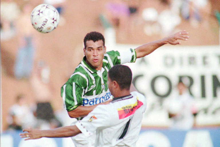 Cafu, pelo Palmeiras, e Marcelinho Carioca, do Corinthians, disputam a bola em clássico disputado em Presidente Prudente
