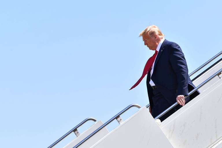 O presidente americano Donald Trump chega ao aeroporto internacional Bangor, no Maine 