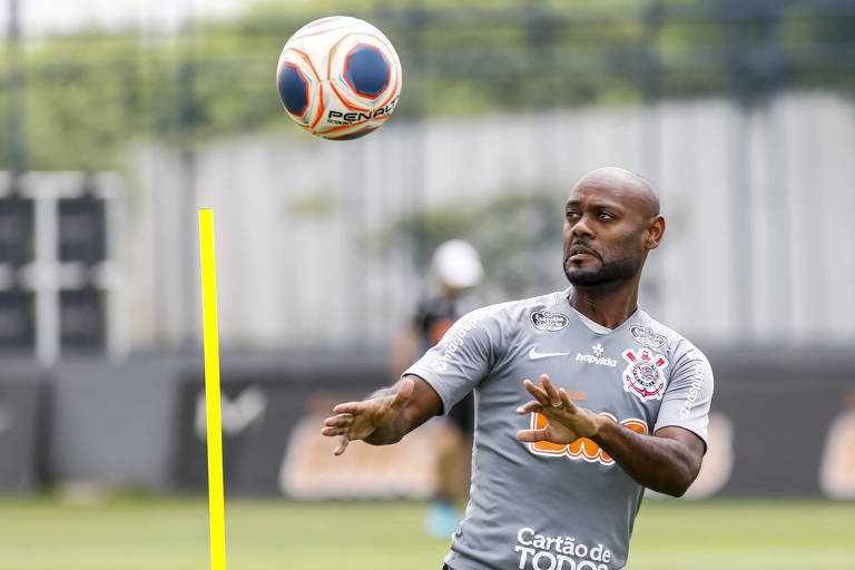 Vagner Love em treino do Corinthians antes da pandemia da Covid-19