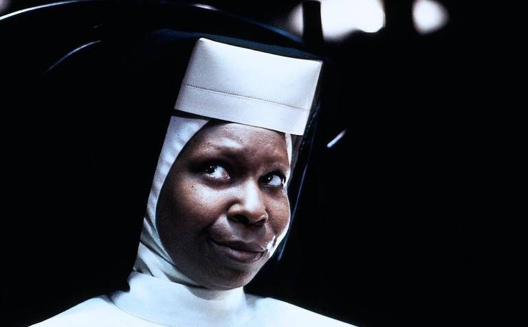 Whoopi Goldberg em cena de 'Mudança de Hábito', de 1991; longa ganhará versão do Disney+