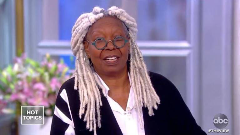 Whoopi Goldberg assumiu os fios grisalhos e aparecer com os dreads totalmente brancos no programa The View. A mudança é para a série "The Stand", da ABC, uma adaptação da obra de Stephen King