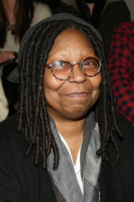 A personalidade da televisão Whoopi Goldberg assiste ao desfile KTZ durante a Mercedes-Benz Fashion Week Fall 2015 no Milk Studios em EUA