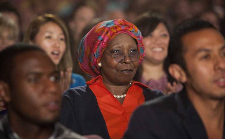 Atriz Whoopi Goldberg, aparece furtivamente para assistir aos Nationials na segunda hora de um episódio especial de duas horas de "Props / Nationals" do GLEE