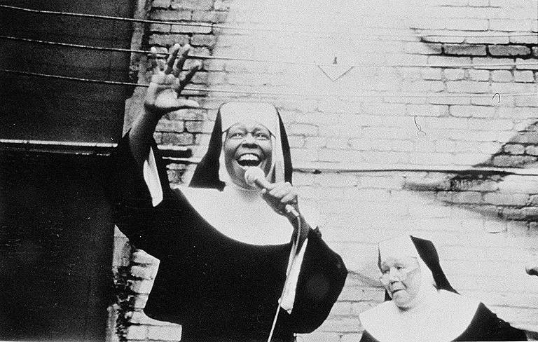 Cena do filme "Mudança de Hábito 2" com Whoopi Goldberg