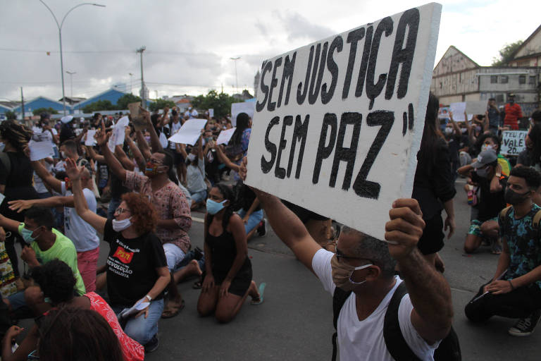 Manifestantes e familiares de menino morto após cair de prédio fazem protesto em Recife