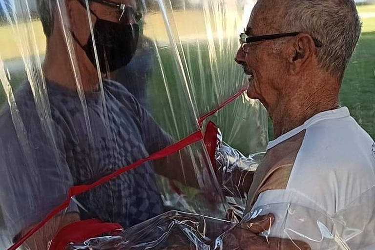 Casa de atendimento a idosos no RS cria 'túnel' do abraço
