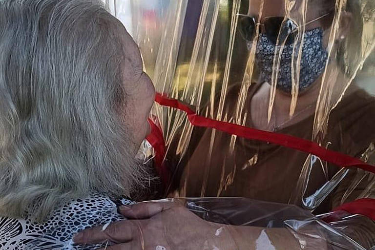 Casa de atendimento a idosos no RS cria 'túnel' do abraço
