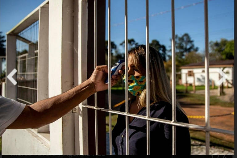 Casa de atendimento a idosos no RS cria 'túnel' do abraço
