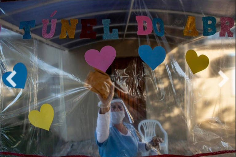 Casa de atendimento a idosos no RS cria 'túnel' do abraço
