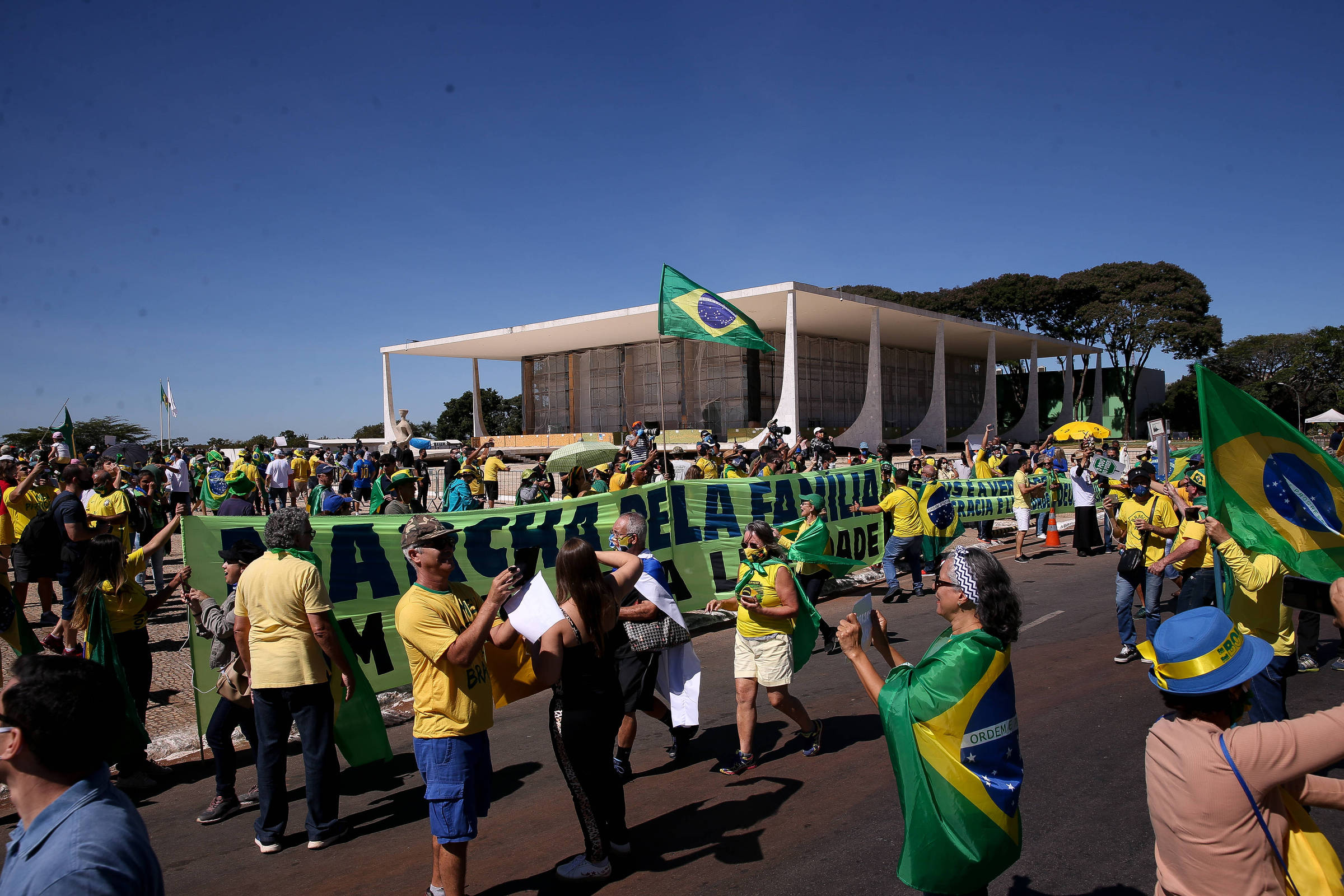 Irão quer suspensão dos EUA por ofensas à bandeira