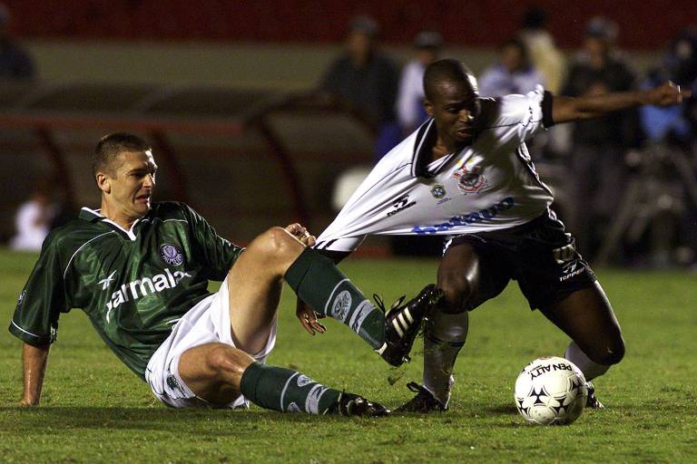 Galeano puxa a camisa de Edílson na Libertadores de 1999, na primeira eliminação do Corinthians para o Palmeiras na competição, um ano antes do volante palmeirense se consagrar ao marcar o gol que levaria a partida da semifinal de 2000 para as penalidades