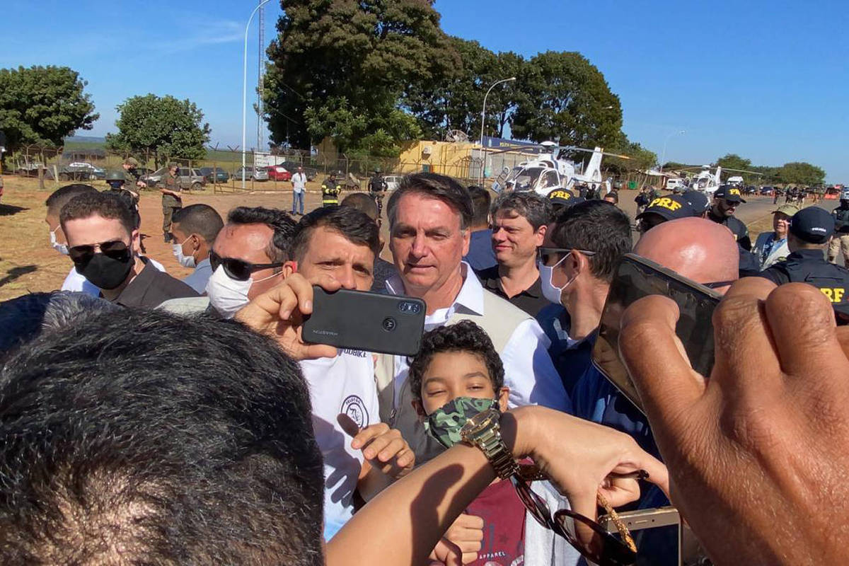 Governo deixa de informar total de mortes e casos de Covid-19; Bolsonaro diz que é melhor para o Brasil