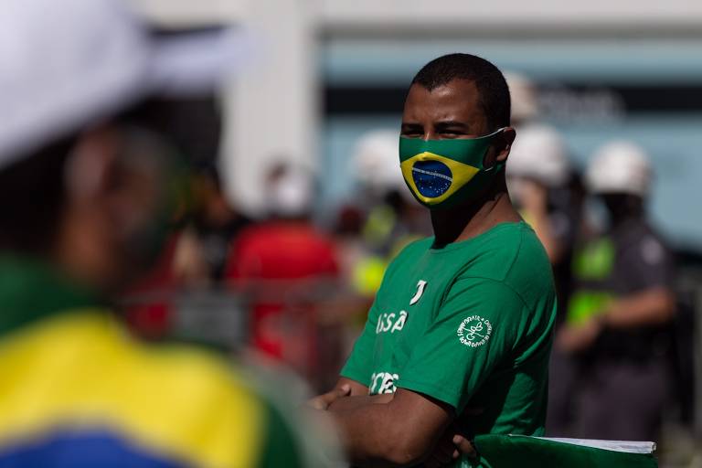 Manifestante usa máscara com bandeira do Brasil durante ato a favor do governo Bolsonaro