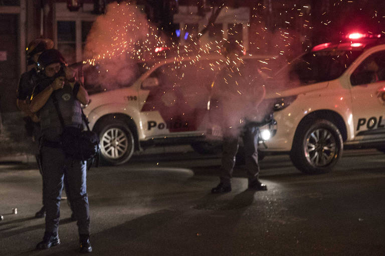 PM usa bombas na rua dos Pinheiros, em São Paulo, para dispersar grupo de manifestantes anti-Bolsonaro