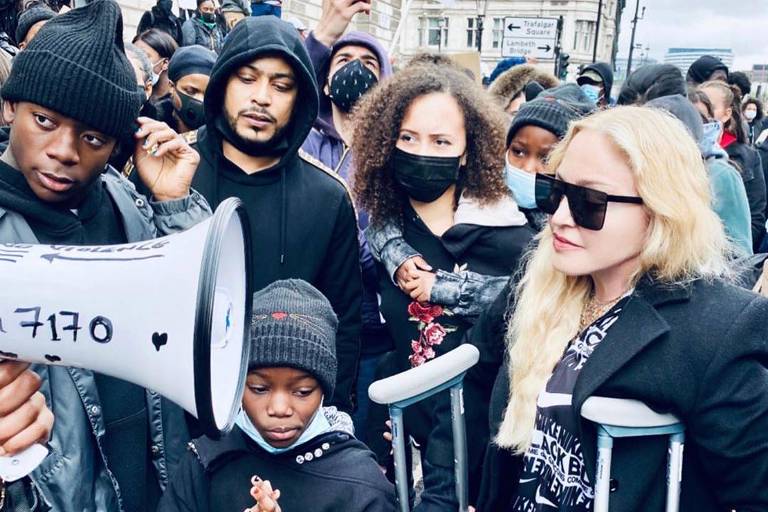 Madonna vai com os filhos a protesto antirracista em Londres