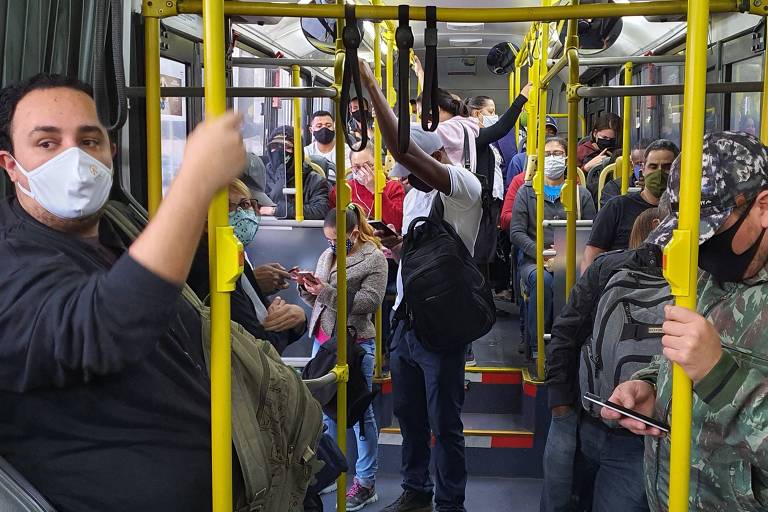 Ônibus contrariam determinação e viajam lotados na capital paulista